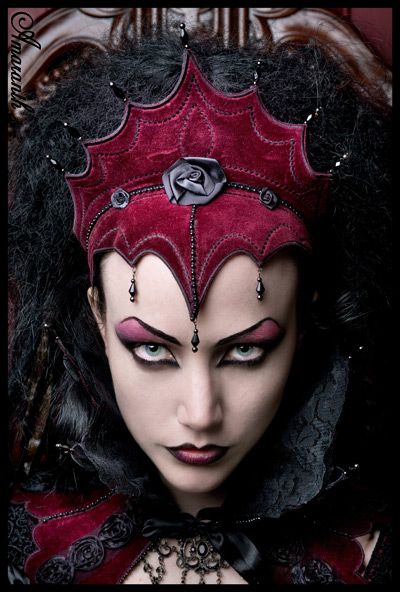 Evil Beautiful Red Queen Halloween Makeup Idea